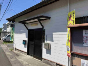 福笑会サロンが開催された森山公民館の建物外観と入口の様子