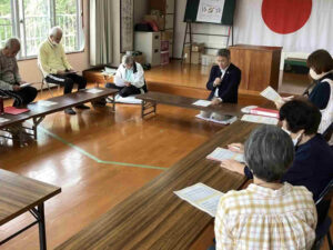 日之出公民館にて、お達者クラブ日之出会の参加者へ終活について講義を行っている様子