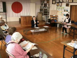 お達者クラブ日之出会にて、地域の参加者へ終活の考え方や備えについて説明している様子