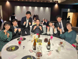 きいれセントラルクリニック10周年記念祝賀会で、参加者の皆さまがテーブルを囲んで記念撮影をしている様子