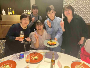 きいれセントラルクリニック10周年記念祝賀会で、参加者の皆さまが笑顔で記念撮影をしている様子