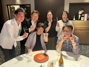 きいれセントラルクリニック10周年記念祝賀会で、参加者が会場内で交流しながら記念撮影をしている様子
