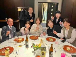 きいれセントラルクリニック10周年記念祝賀会で、参加者の皆さまがテーブルを囲んで記念撮影をしている様子