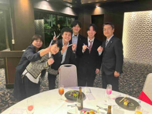 きいれセントラルクリニック10周年記念祝賀会で、職員と関係者の皆さまが笑顔で記念撮影をしている様子