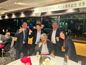 きいれセントラルクリニック10周年記念祝賀会で、会場内にて参加者の皆さまが笑顔で交流している様子