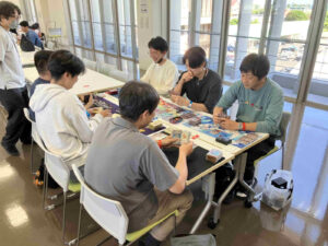 第3回ゆな愛ご褒美マルシェのポケモンカード大会で、参加者が真剣に対戦する様子
