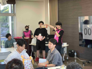 第3回ゆな愛ご褒美マルシェの抽選会で、当選者が発表され会場が盛り上がる様子