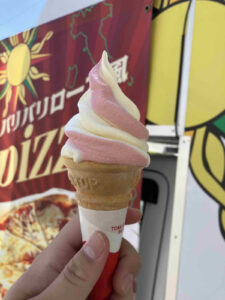 第3回ゆな愛ご褒美マルシェで販売された、キッチンカーのソフトクリーム