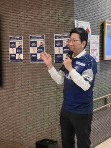 第3回ゆな愛ご褒美マルシェのパブリックビューイング会場で、下鶴市長が来場者へ挨拶する様子