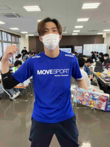 第3回ゆな愛ご褒美マルシェのポケモンカード大会で、抽選会の景品を手にした参加者の様子