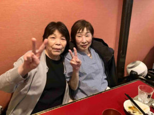 特別養護老人ホームうすきの里の看護師歓迎会で、職員2名が食事会の席で笑顔を見せている様子