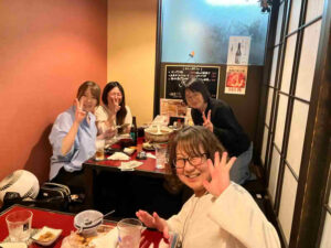 特別養護老人ホームうすきの里の看護師歓迎会で、職員が食事を囲みながら和やかに交流している様子
