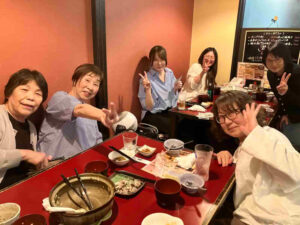 特別養護老人ホームうすきの里の看護師歓迎会で、幅広い世代の職員が食事会を楽しんでいる様子