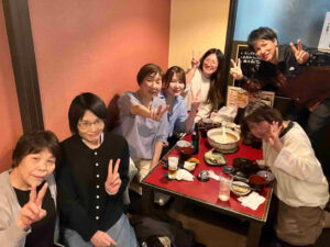 特別養護老人ホームうすきの里の看護師歓迎会で、職員が集まり笑顔で記念撮影をしている様子