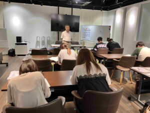 かごサポで開催された2026年度介護支援専門員試験講座で、講師の説明を聞きながら学ぶ参加者の様子