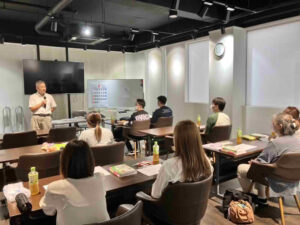 介護支援専門員試験の合格を目指し、参加者が真剣に講義を受けている様子