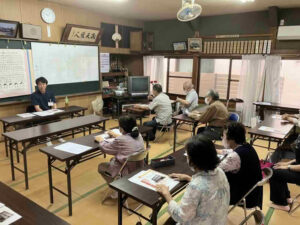 一番組公民館で開催された一番組お達者クラブで、たにやまの里施設長が特別養護老人ホームについて説明している様子