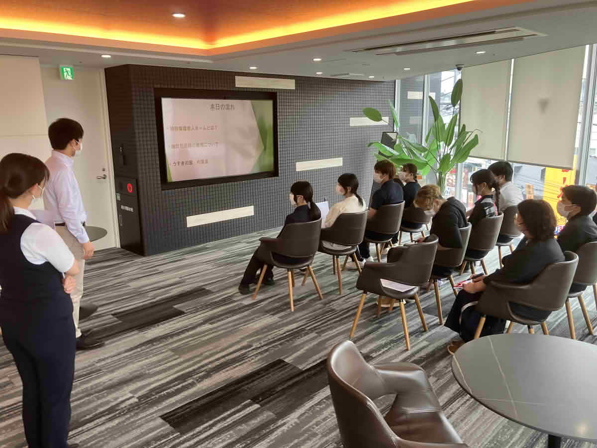 鹿児島国際大学介護福祉士課程の学生が、特別養護老人ホームうすきの里で説明を受けている様子