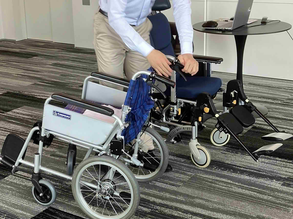鹿児島国際大学の学生が、うすきの里で車いすなどの福祉用具について説明を受けている様子
