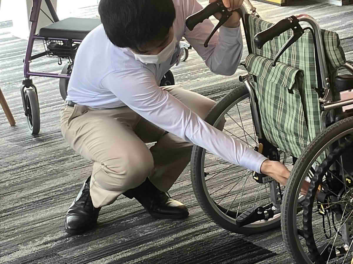 介護福祉士を目指す学生が、車いすの機能や使い方について実際に学んでいる様子
