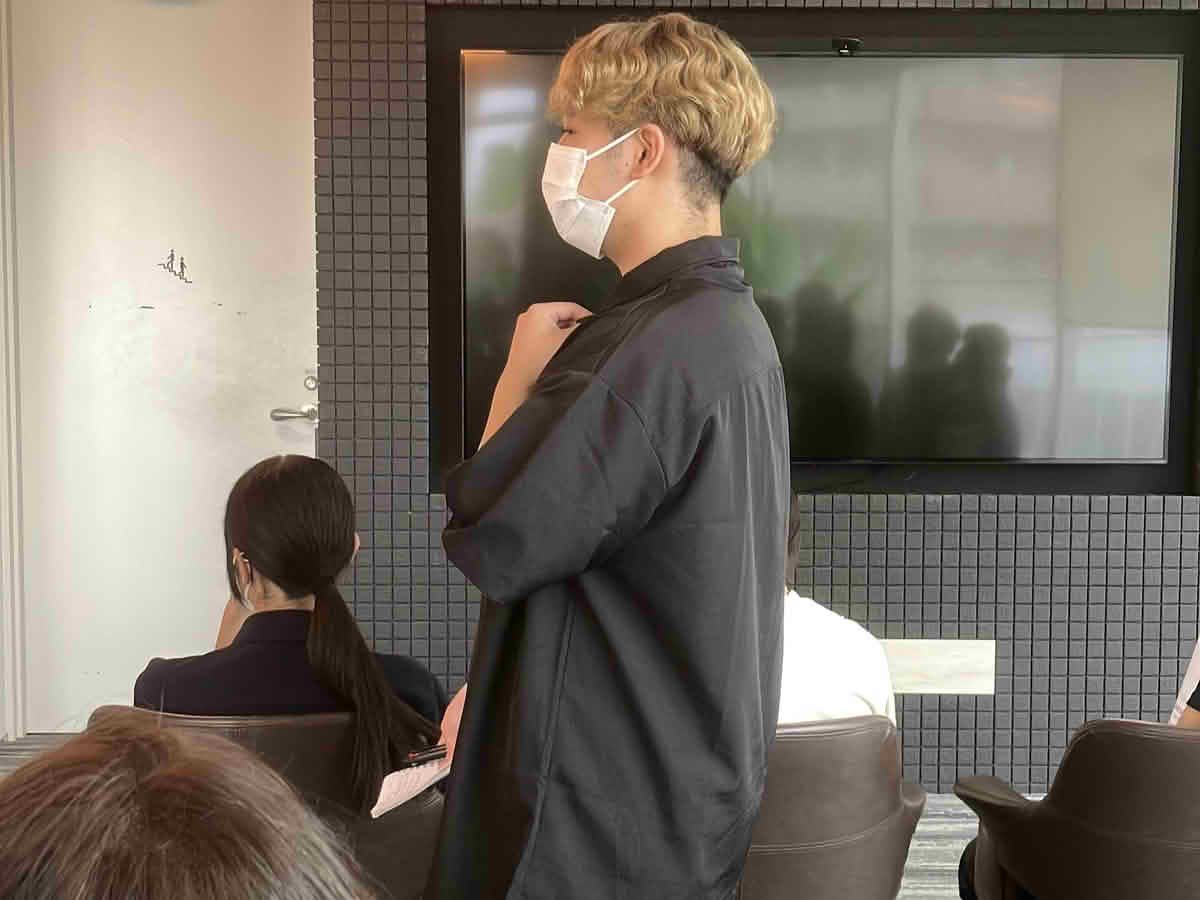 鹿児島国際大学介護福祉士課程の学生が、うすきの里での視察後に質疑応答を行っている様子