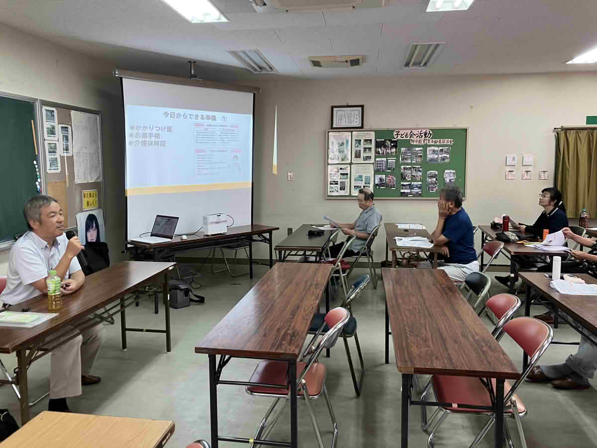 介護が必要になる前の準備について説明する講師と西谷山成人学級の参加者