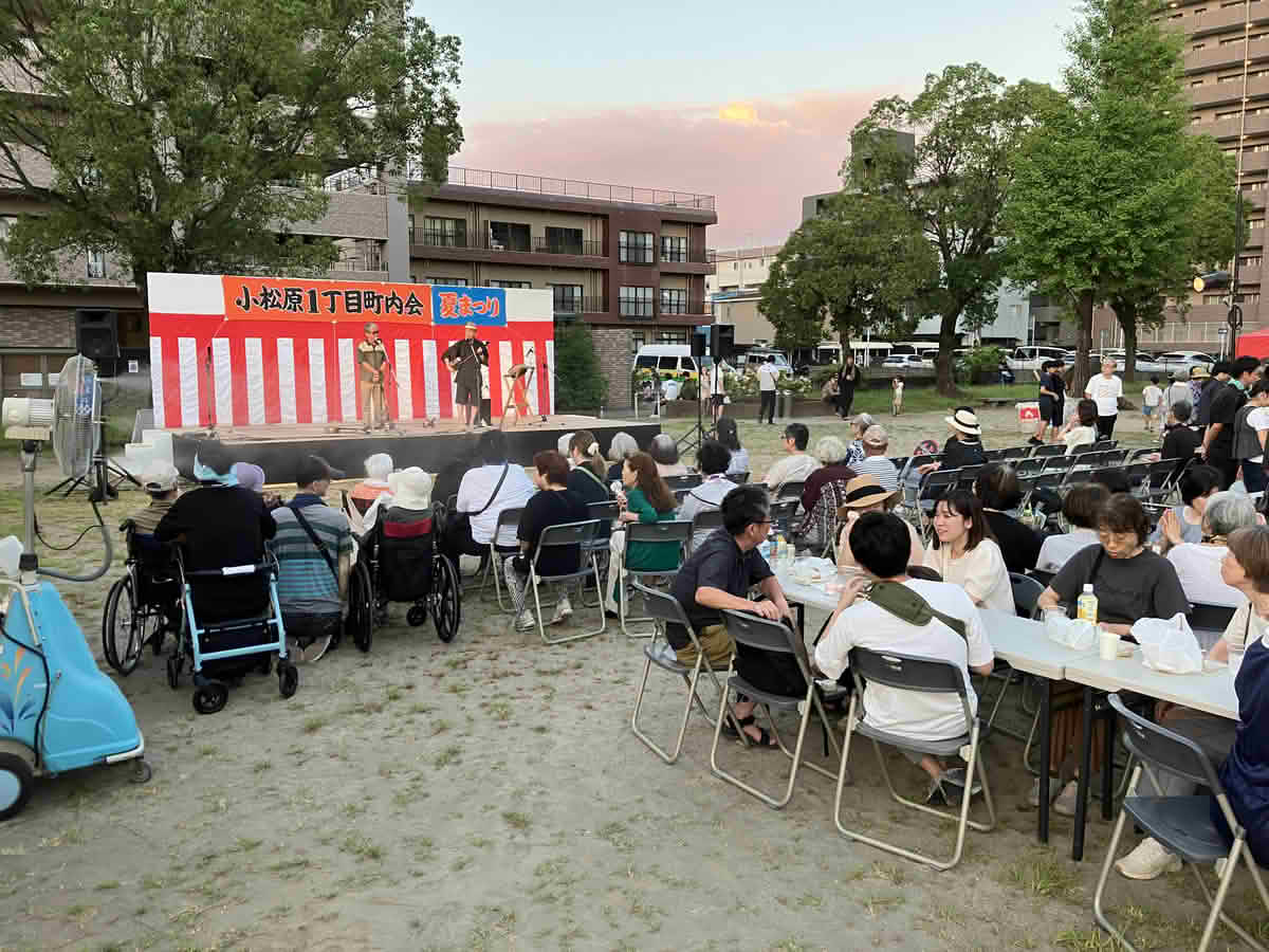 日の出公園で開催された第43回小松原一丁目町内会夏祭りのステージと、催しを楽しむ来場者の様子