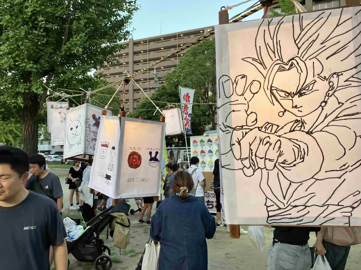 第43回小松原一丁目町内会夏祭りの会場に展示された、大型イラストや手描きの作品