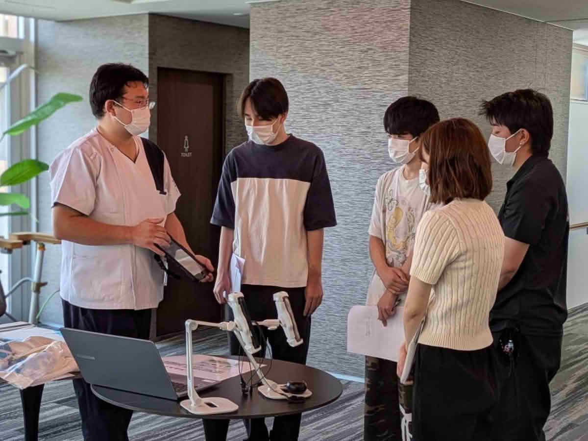 タブレットなどの介護ICT機器の活用方法を、学生に実演するうすきの里の職員