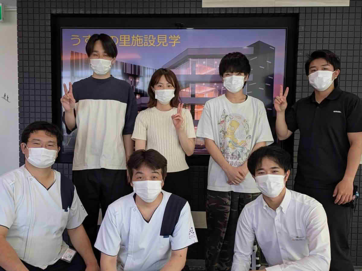 施設見学を終え、うすきの里の職員と記念撮影する鹿児島国際大学 中井ゼミの学生