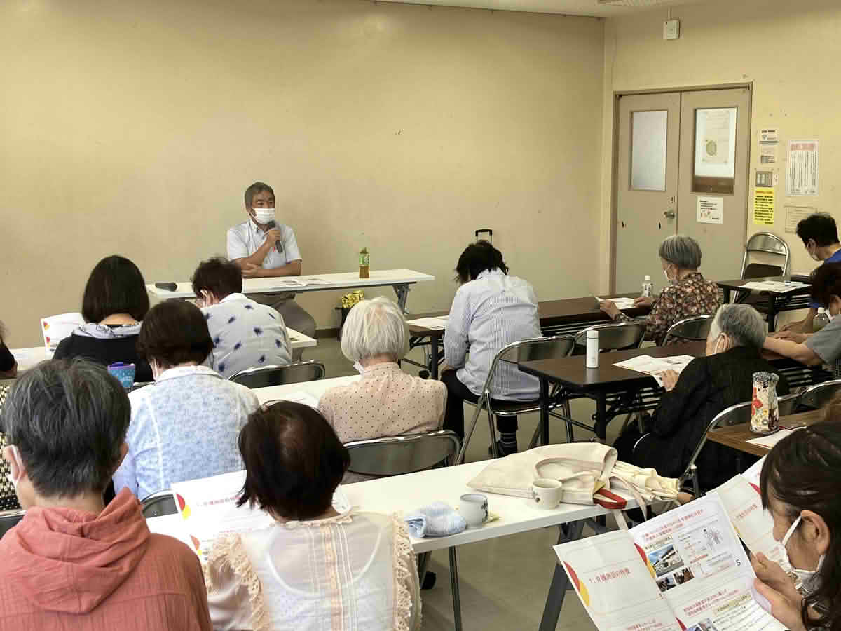 参加者が資料を見ながら介護施設の選び方について説明を聞く様子