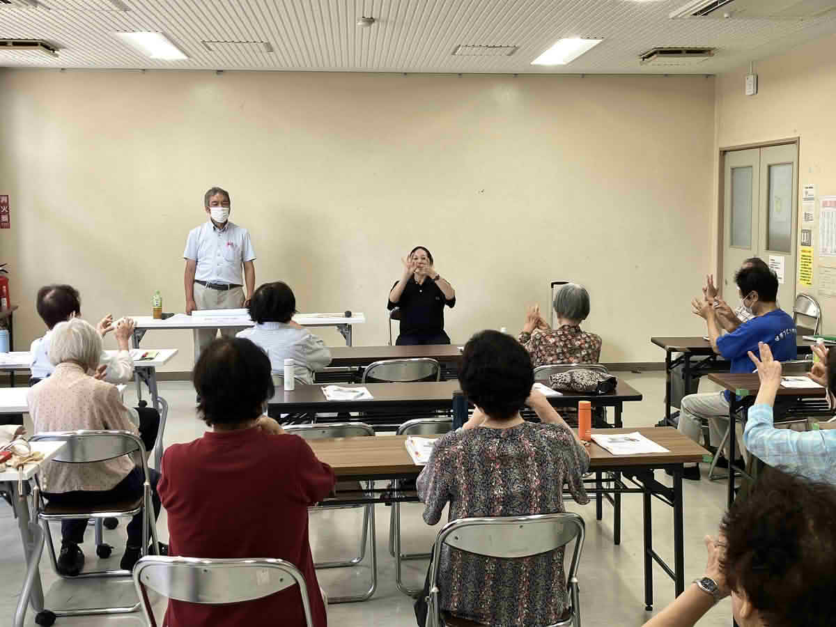 講師の動きに合わせて参加者が手や指を動かすコグニサイズの様子