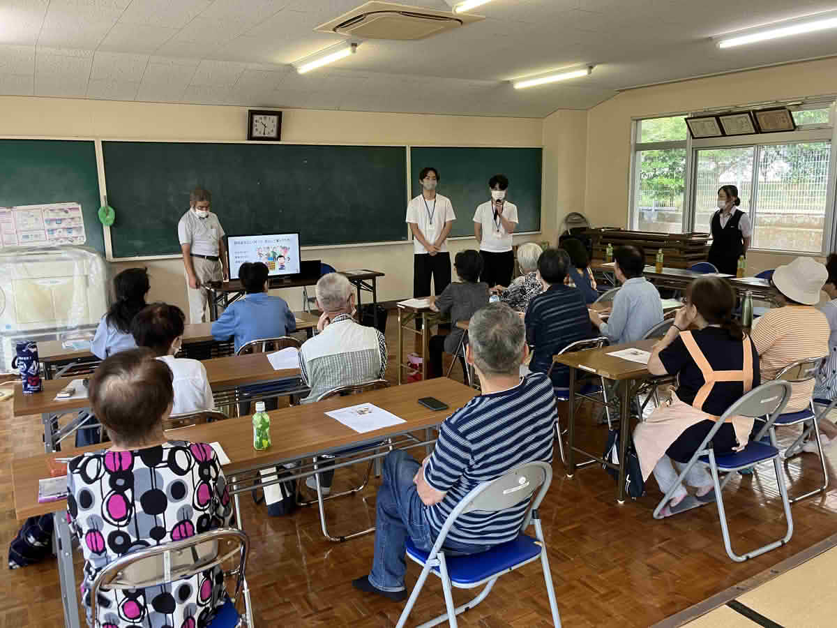 皇徳寺5丁目県営住宅集会所で、スタッフの説明を聞く参加者の様子