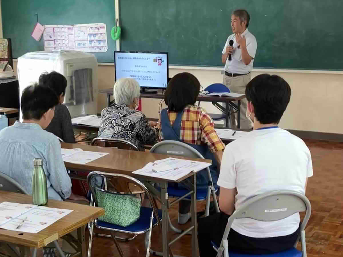 認知症になっても分かることやできることがあると、身振りを交えて説明する講師