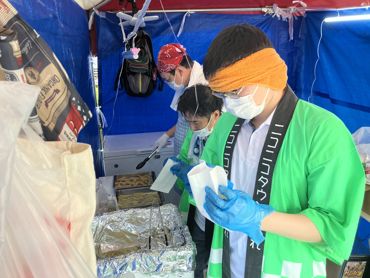 第43回宇宿納涼夏祭りでチュロスとシェイクポテトを販売するうすきの里のスタッフ