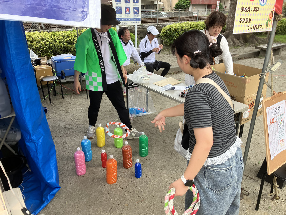 第43回宇宿納涼夏祭りでチームオレンジうすきむらの輪投げを楽しむ来場者