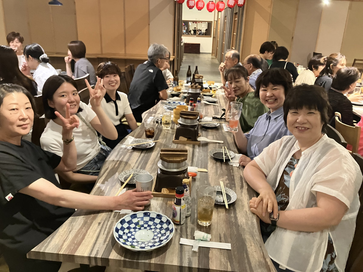 医療事業部の親睦会で、食事を楽しみながら交流する職員の様子
