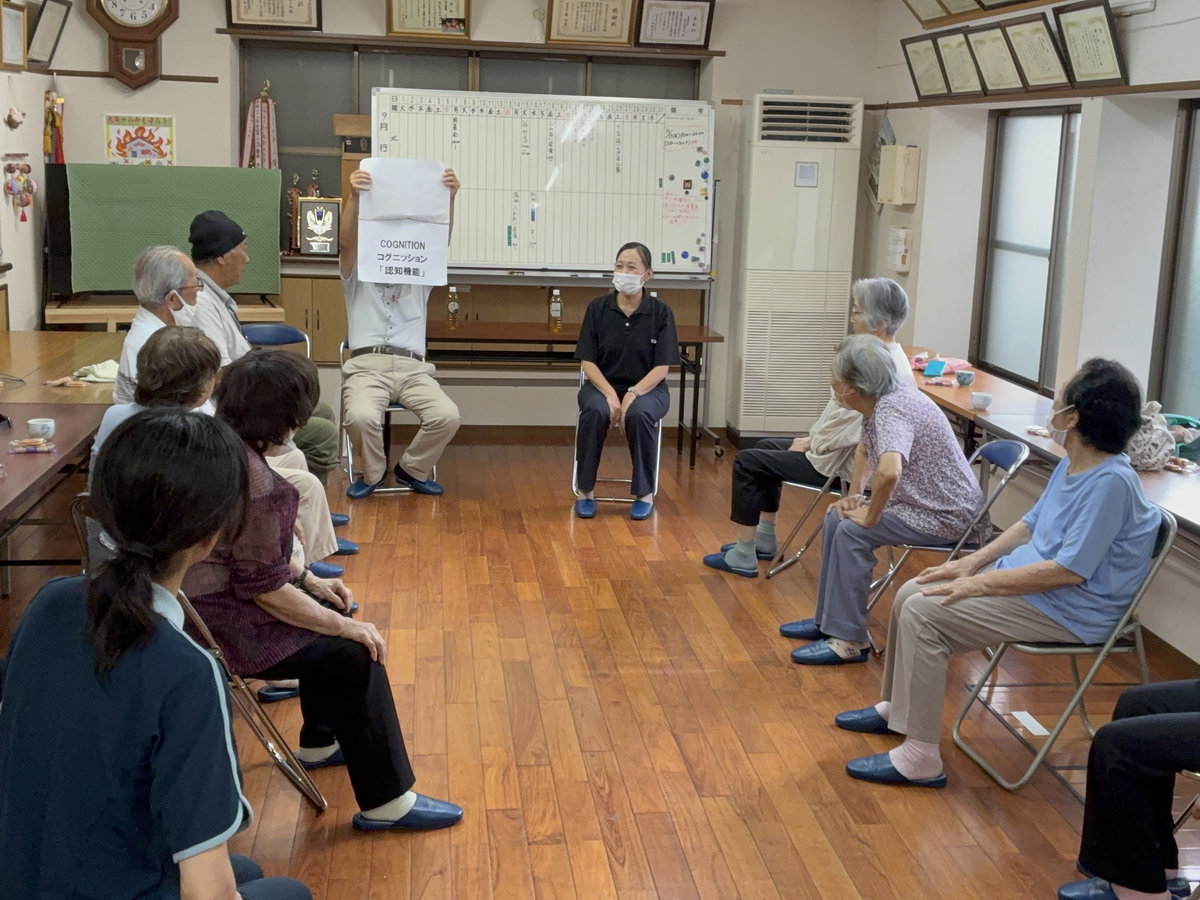 恵比寿公民館で、参加者が講師の動きに合わせて顔まわりを動かすコグニサイズに取り組む様子