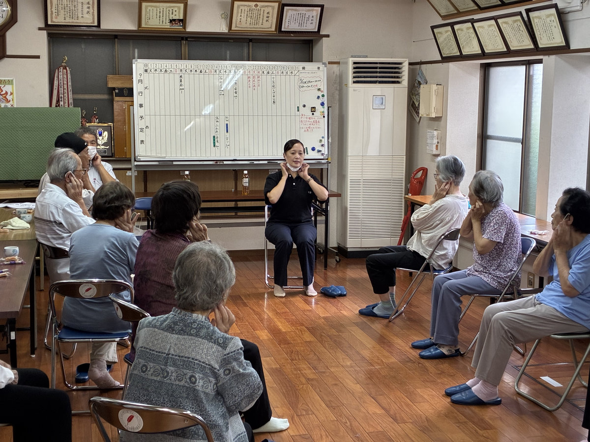 えび北ふれあい会食の参加者が、講師に合わせて手拍子を取り入れたコグニサイズに取り組む様子